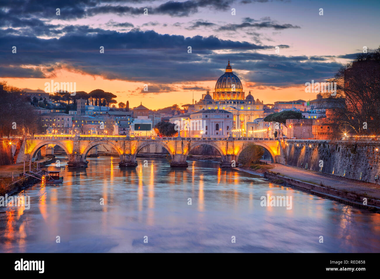 Imagen del paisaje urbano de Roma y la Ciudad del Vaticano con la Basílica de San Pedro durante el hermoso atardecer Foto de stock