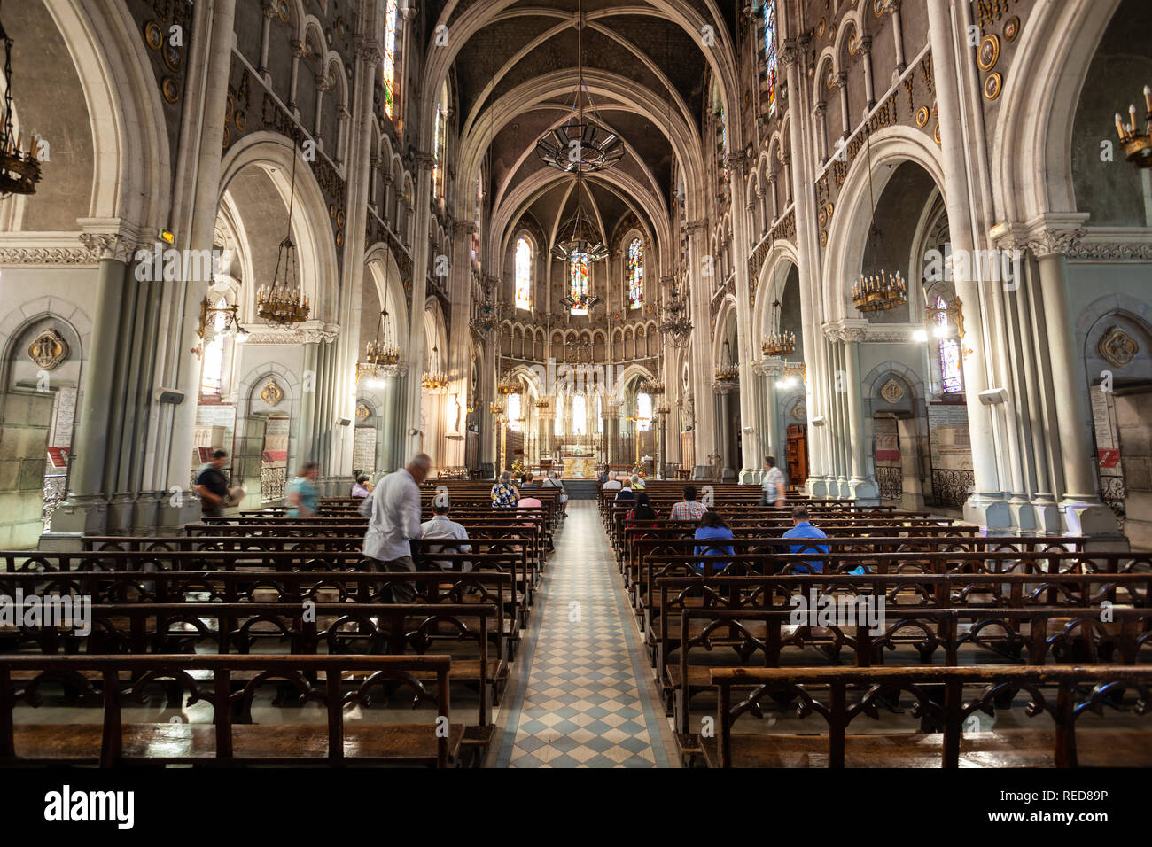 LOURDES, Francia - 19 de septiembre de 2018: Santuario de Nuestra Señora de Lourdes es una iglesia católica romana en Lourdes en Francia Foto de stock