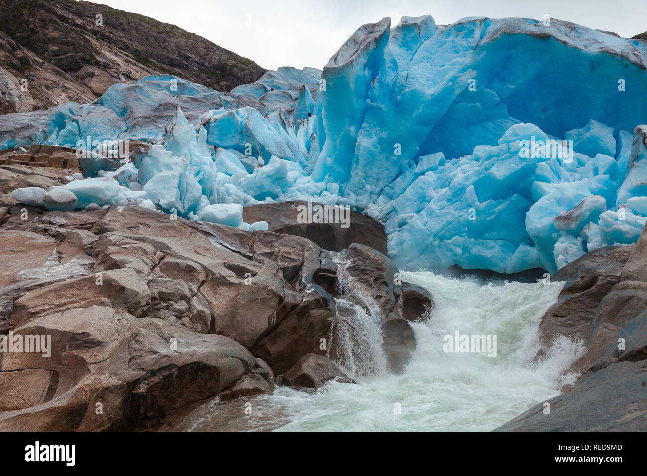 Fusión Glaciar Nigardsbreen, Parque Nacional Jostedalsbreen, Sogn og Fjordane, Noruega, Escandinavia. Nigardsbreen es un brazo del glaciar Jostedal grande Foto de stock