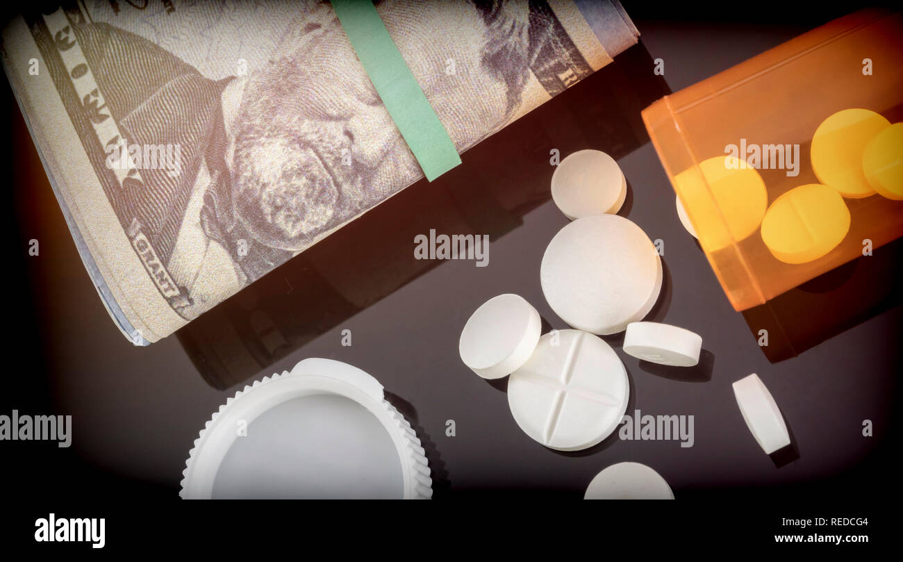 Bote de pastillas de color blanco junto con los billetes de dólar, el concepto de copago sanitario Foto de stock