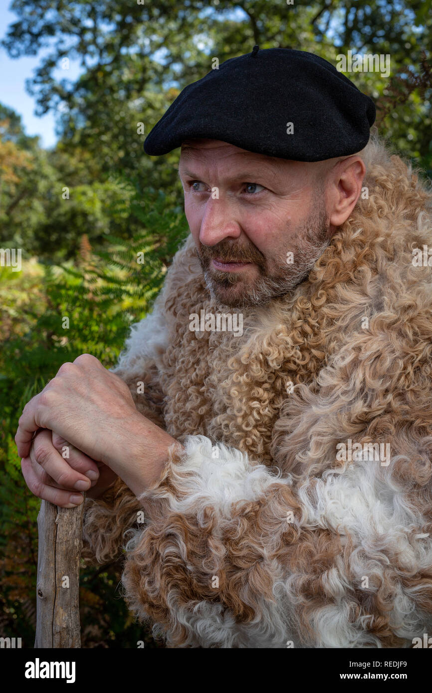 Retrato de un pastor en su ropa de trabajo tradicional y vistiendo una boina  vasca (suroeste de Francia). Portrait d'un berger en tenue traditionnelle  Fotografía de stock - Alamy
