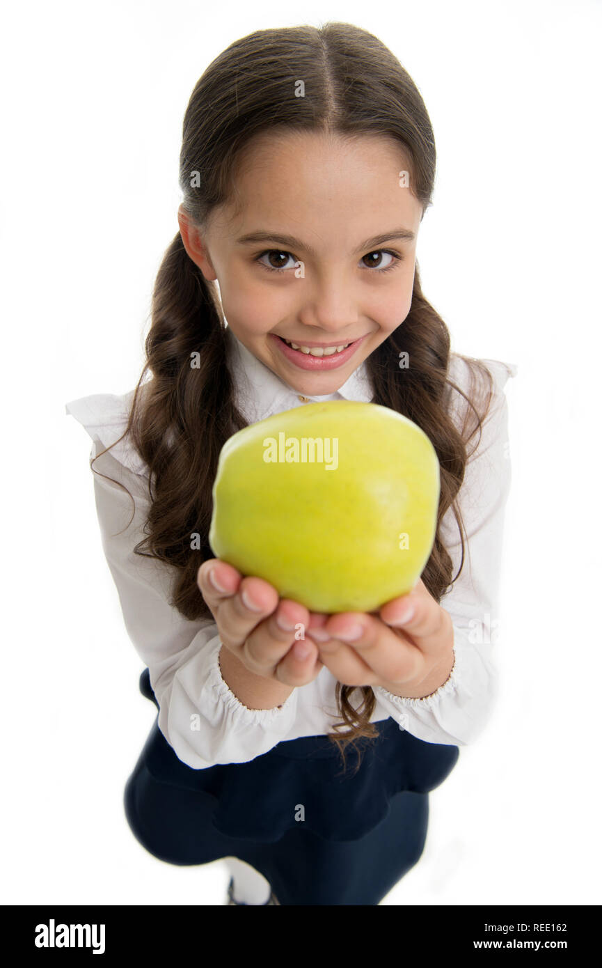 Niño Niña ropa uniformes escolares ofrece Apple. Niño chico inteligente  rostro sonriente Elija bocadillos saludables. Concepto de snack de almuerzo  escolar. Una nutrición saludable. Chica linda alumno posee manzanas de  fondo blanco