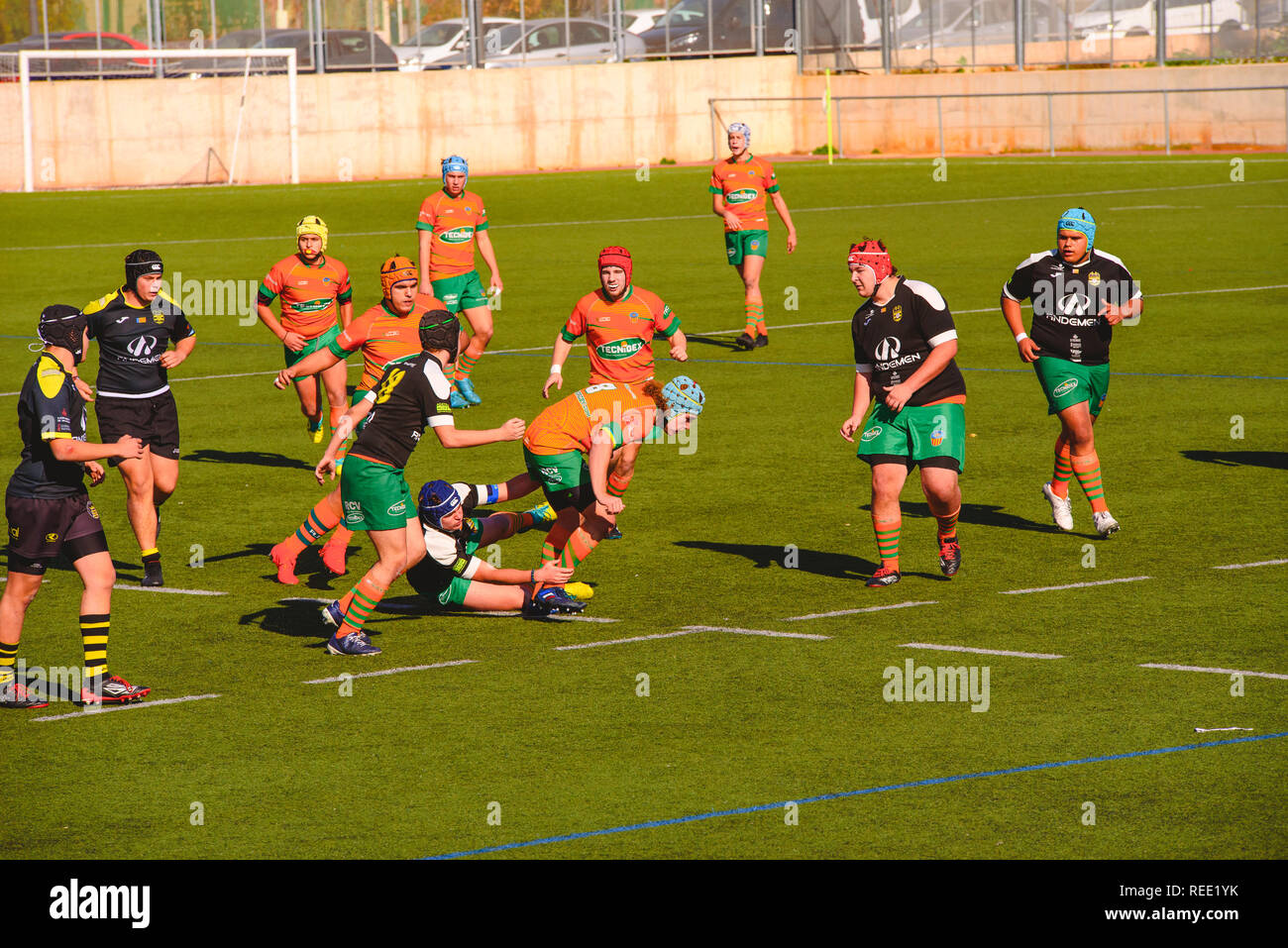 Valencia, España - 19 de enero de 2019: la lucha por el balón entre los jugadores durante un partido de rugby amateur. Foto de stock