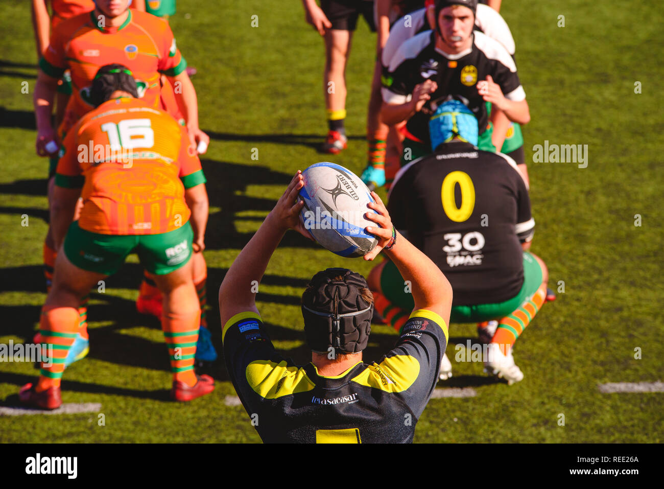 Valencia, España - 19 de enero de 2019: la lucha por el balón entre los jugadores durante un partido de rugby amateur. Foto de stock
