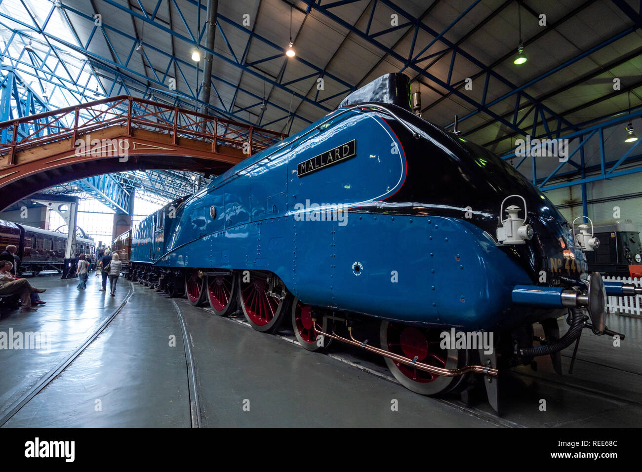 No Mallard 4468 el tren de vapor más rápido de la historia en el Great Hall National Railway Museum York Yorkshire, Inglaterra Foto de stock