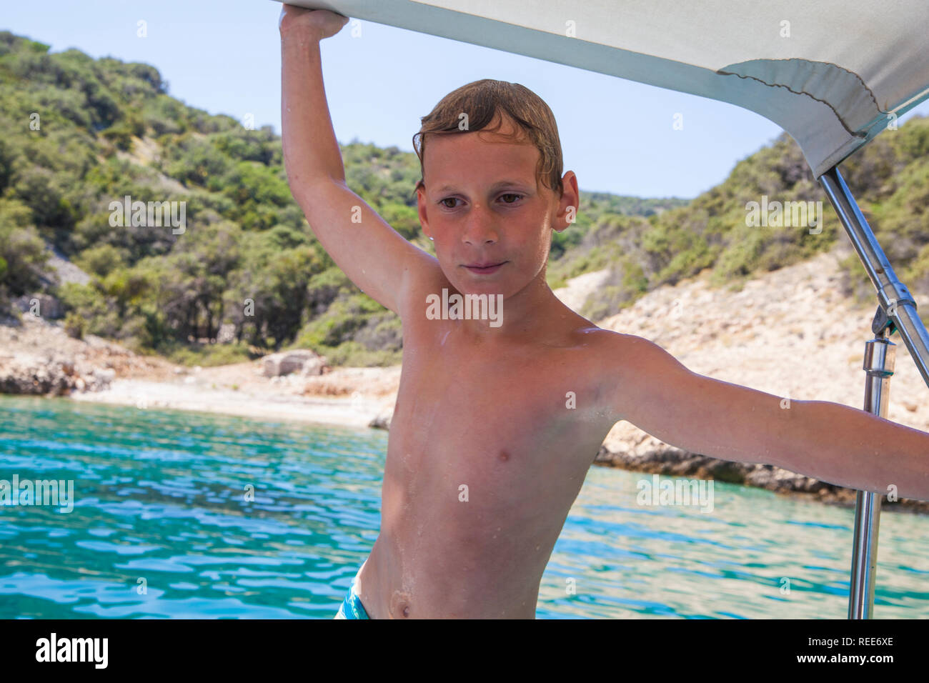 Un retrato de un chico lindo en un barco Foto de stock