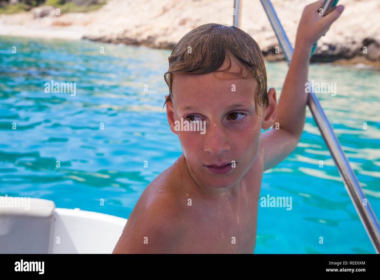 Un retrato de un chico lindo en un barco Foto de stock