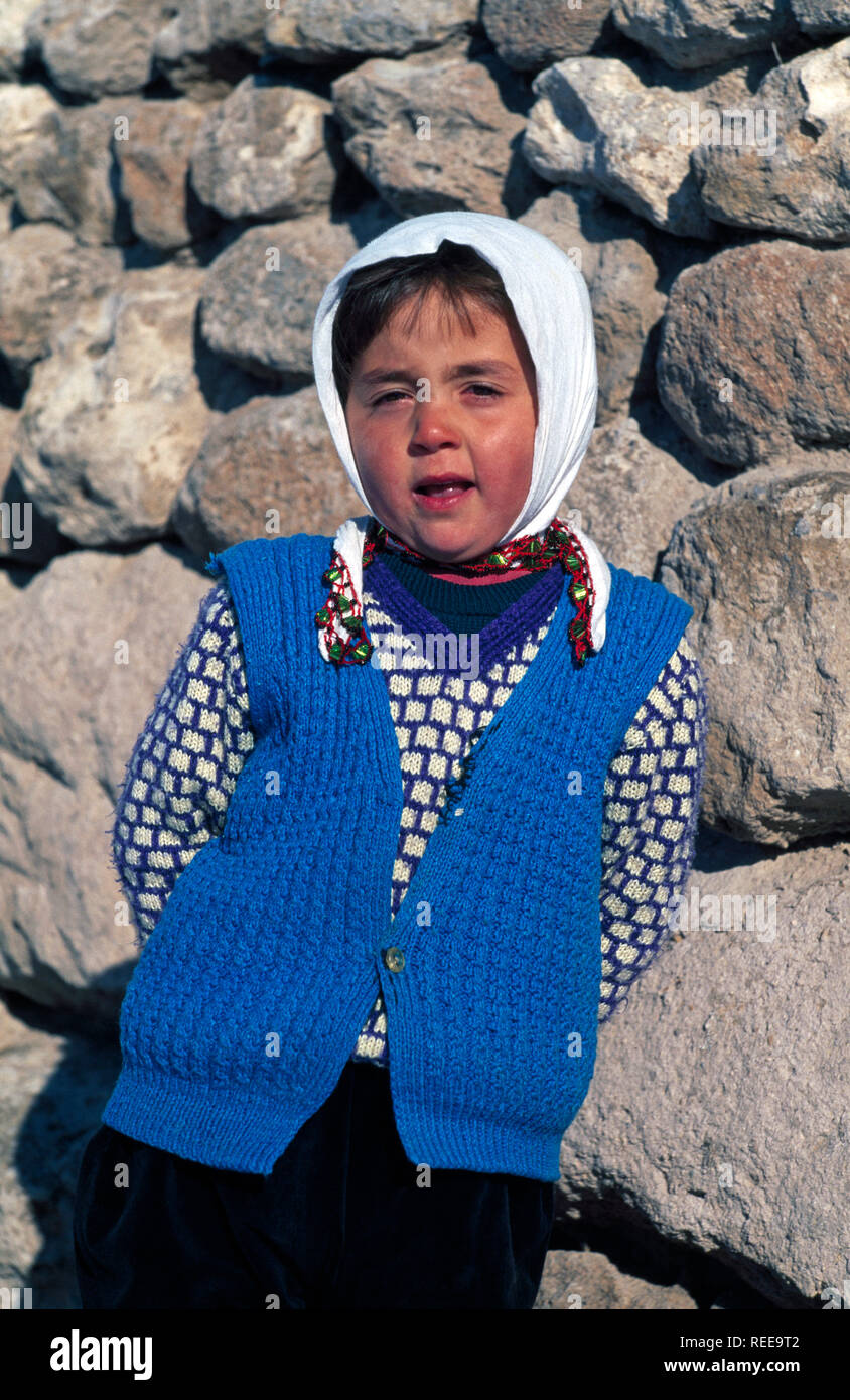 Retrato de una joven chica Turca mirando la cámara en el pueblo de Ihlara, Turquía Foto de stock