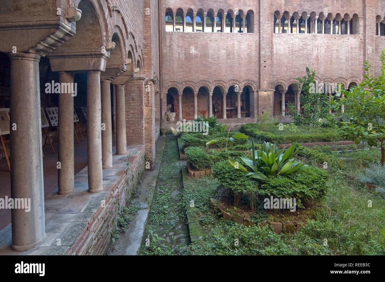 El claustro interior de la Basílica de San Lorenzo Fuori le Mura