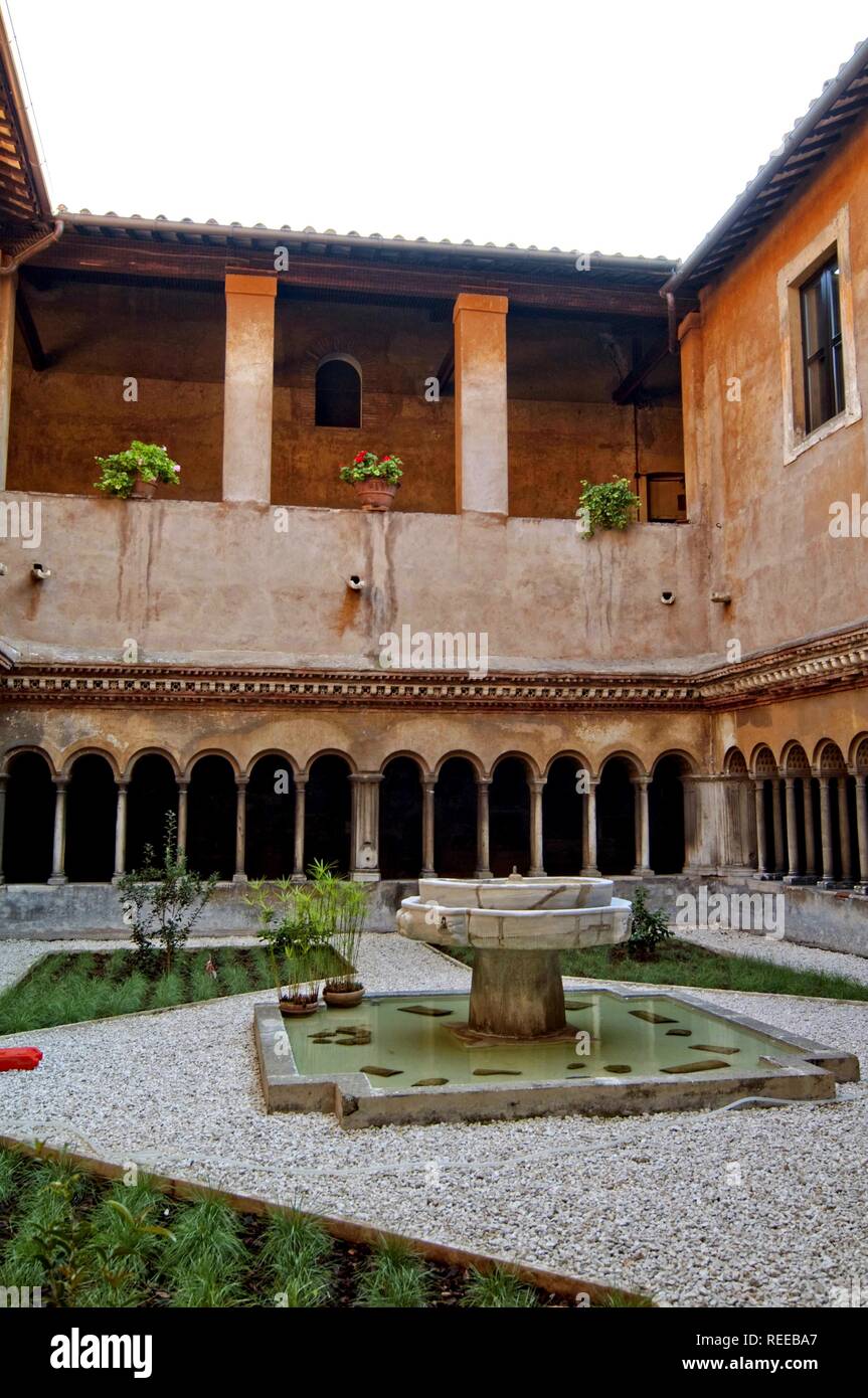 Los claustros de la Basílica de los SS. Quattro Coronati en el Celio