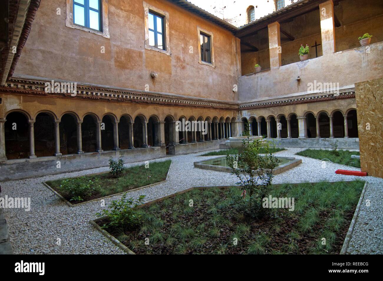 Los claustros de la Basílica de los SS. Quattro Coronati en el Celio