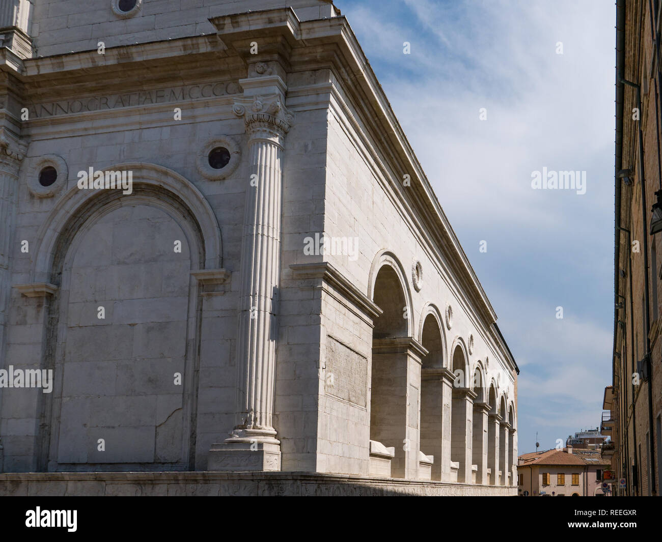 El Tempio Malatestiano (significa Templo Malatesta) e inacabada Iglesia denominada de San Francisco, Rimini Foto de stock