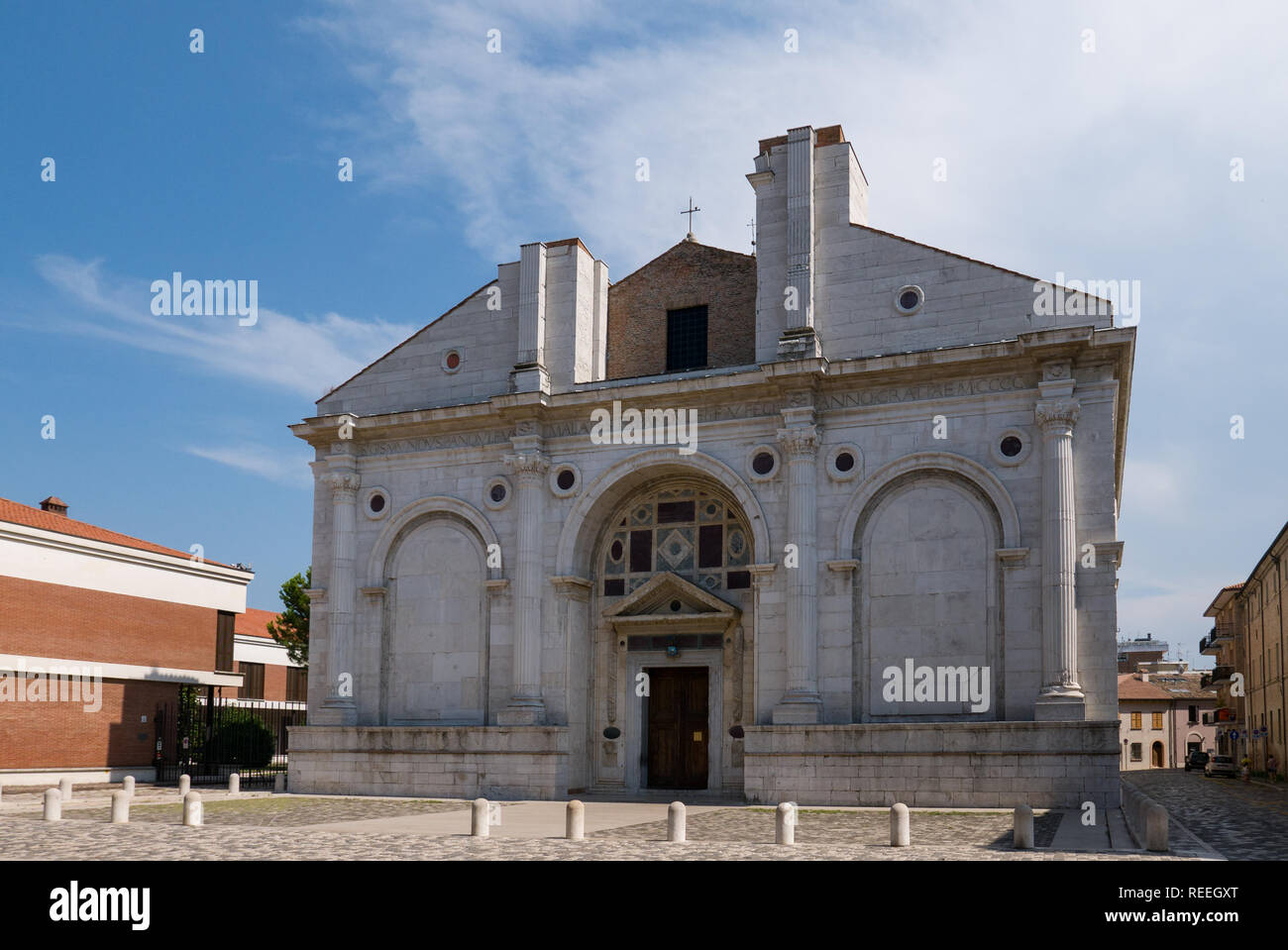 El Tempio Malatestiano (significa Templo Malatesta) e inacabada Iglesia denominada de San Francisco, Rimini Foto de stock