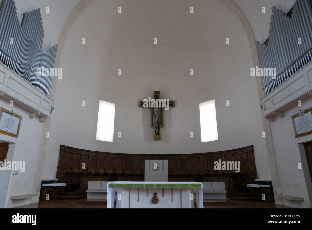 Dentro del Tempio Malatestiano (significa Templo Malatesta) e inacabada Iglesia denominada de San Francisco, Rimini Foto de stock