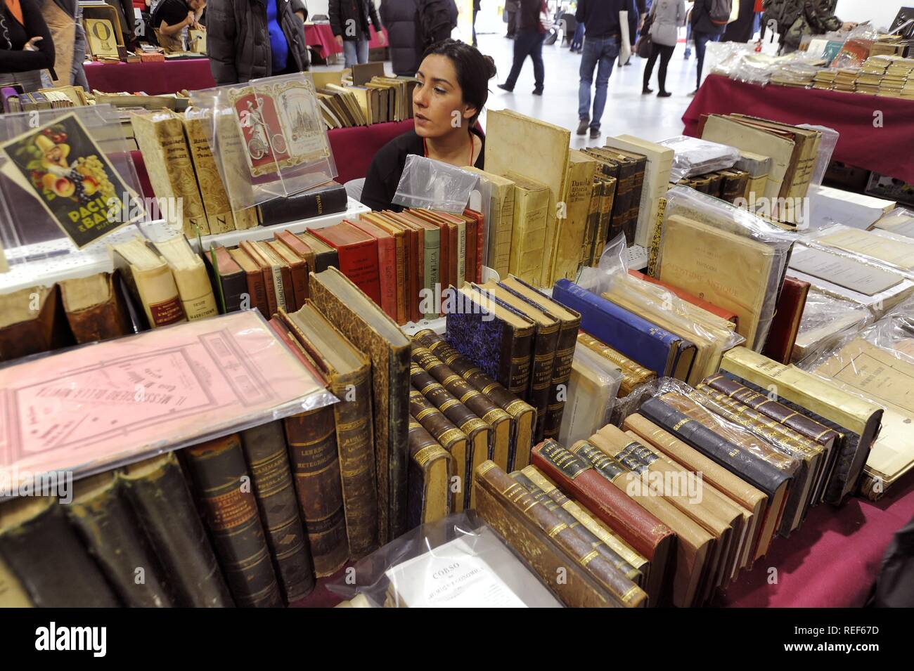 Milán (Italia), la Feria de la cultura, exposición de libros antiguos o fuera de impresión Foto de stock