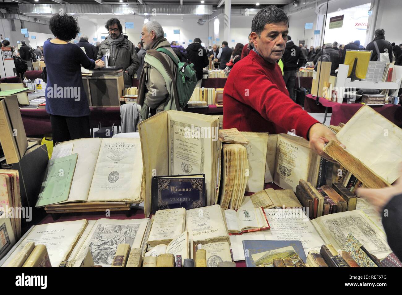 Milán (Italia), la Feria de la cultura, exposición de libros antiguos o fuera de impresión Foto de stock