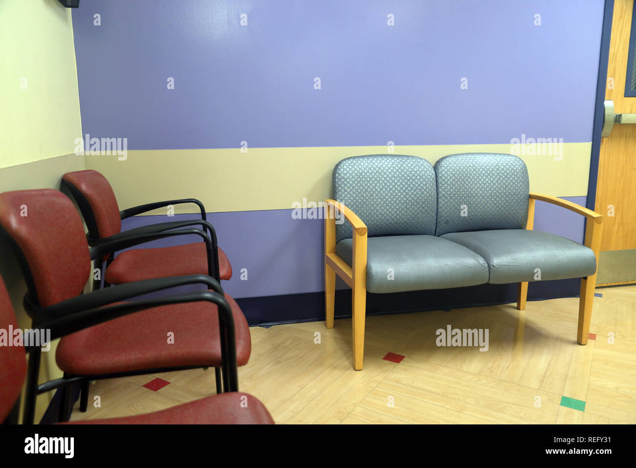 Sillas en colorida sala espera de consultorio médico Fotografía de stock Alamy