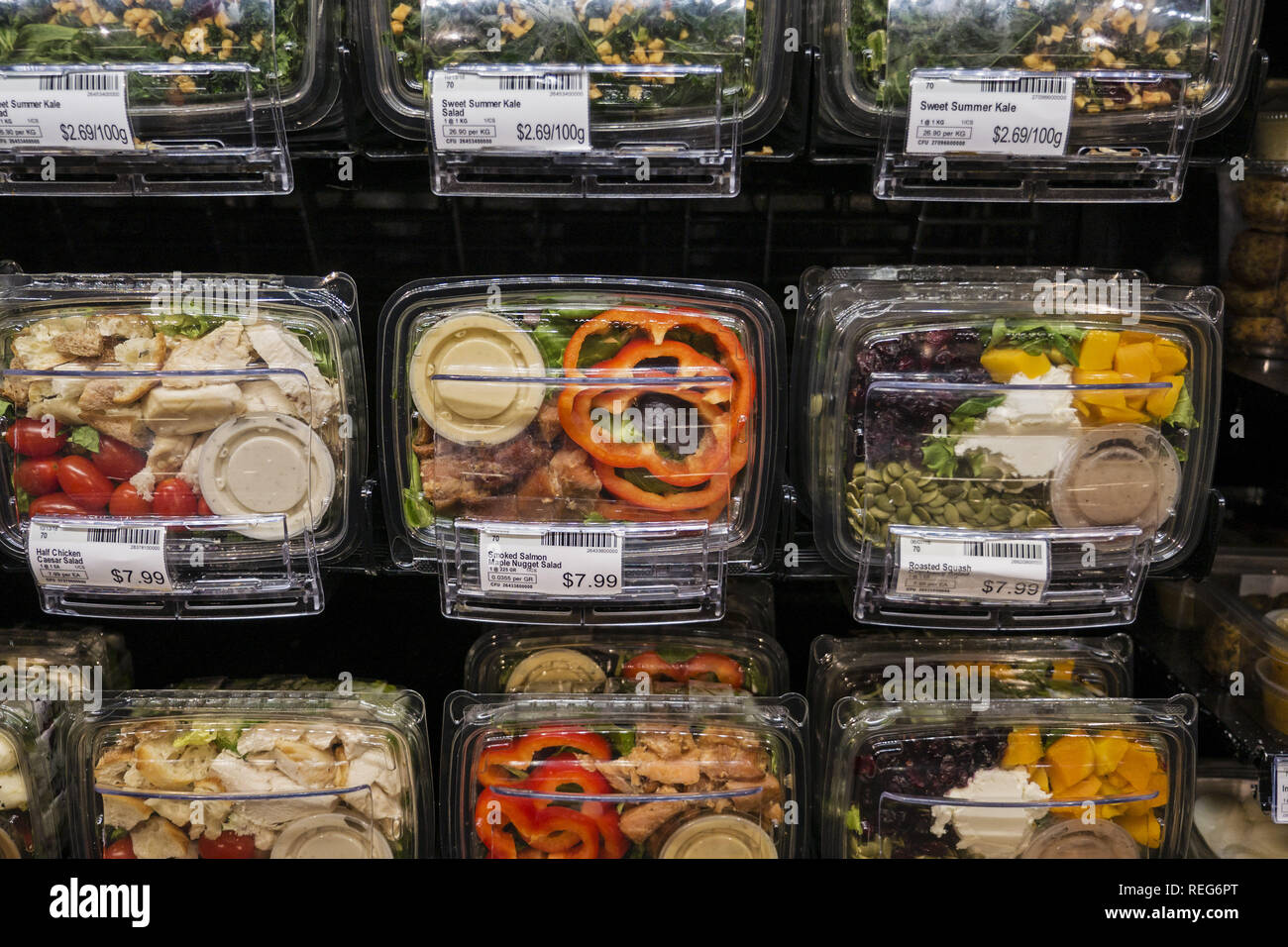 Vancouver, British Columbia, Canadá. 18 ene, 2019. Ensaladas preparadas  para la venta en el deli pasillo de un supermercado Whole Foods Market,  Vancouver, B.C., Canadá. Crédito: Bayne Stanley/Zuma alambre/Alamy Live  News Fotografía