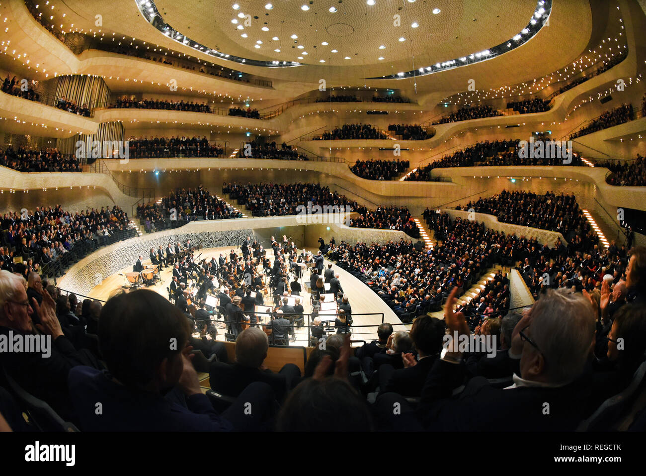 Hamburgo, Alemania. 20 ene, 2019. La Orquesta Gewandhaus reproduce el  Concierto para piano y orquesta en la menor, op.54 de Robert Schumann en la  Elbphilharmonie de Hamburgo bajo la dirección de su