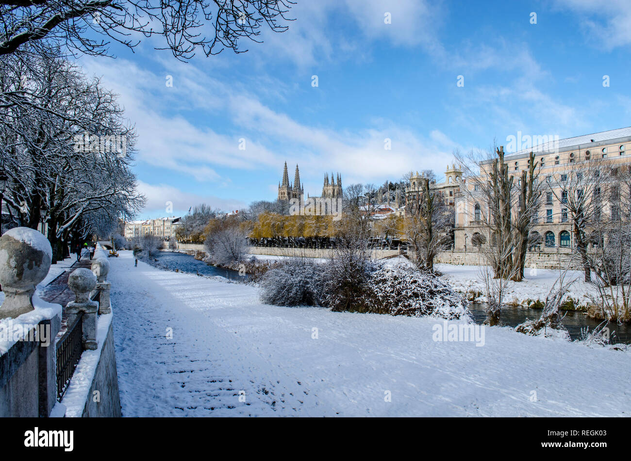 Escena de Invierno de un paisaje nevado paisaje del centro histórico de la ciudad de Burgos , España Foto de stock