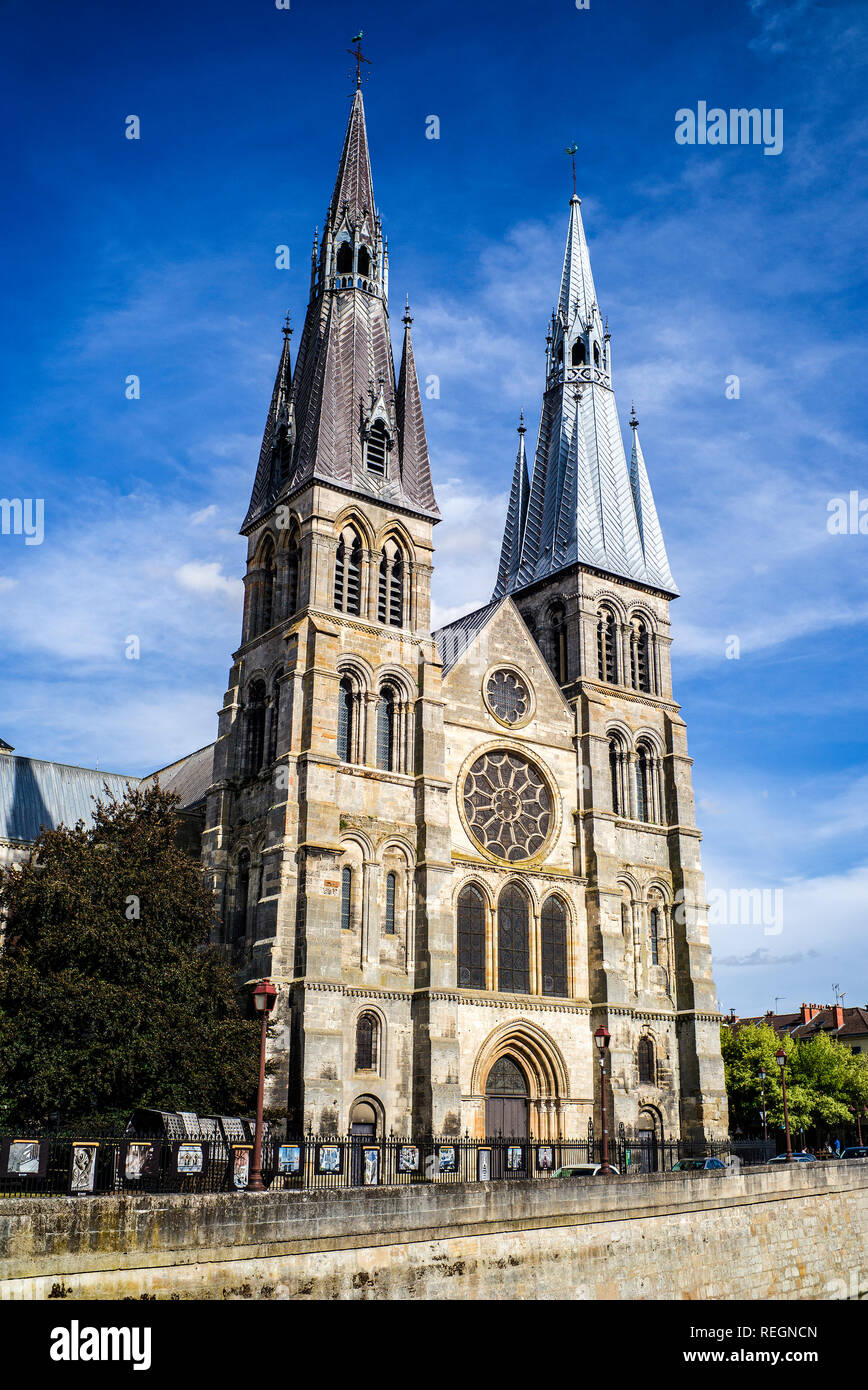 La iglesia medieval, Amiens ,torres gemelas, dobles spiers,centro rose vidriera, Foto de stock