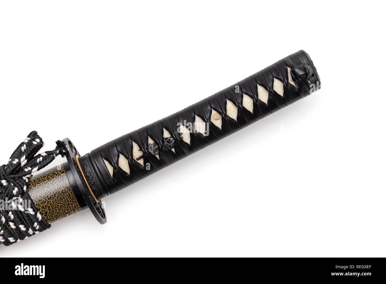 Tsuka : empuñadura de espada japonesa envuelto por cordón de cuero aislado  en fondo blanco Fotografía de stock - Alamy