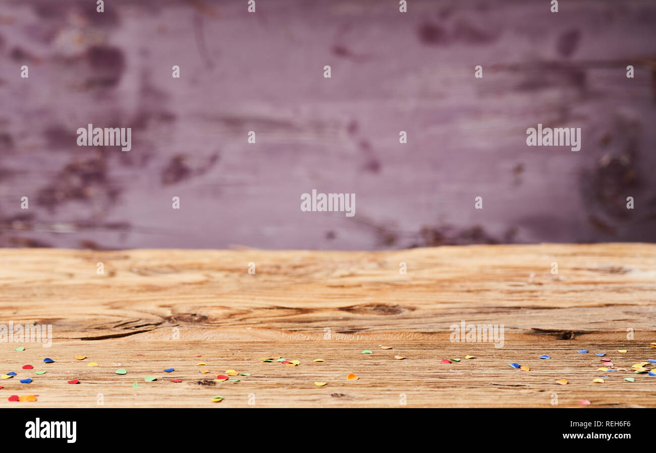 Carnaval de fondo sobre una superficie de madera. Máscaras, enrollado,  serpentinas, confeti y muchos más Fotografía de stock - Alamy