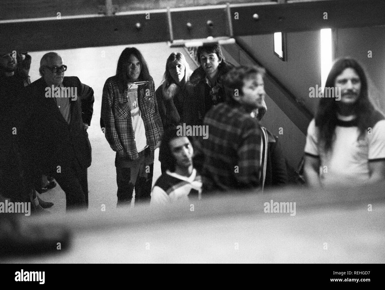 Rotterdam, Países Bajos - 1976 Neil Young (3ª izquierda con Paul y Linda Mc Cartney y miembros de Crazy Horse de thwe catabombs de KUIP Stadium (Foto por Gijsbert Hanekroot) Foto de stock