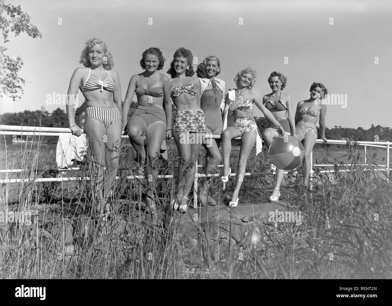 1940 verano. Un grupo de mujeres jóvenes en sus bikinis y trajes de baño  están buscando feliz en este día de verano. Suecia 1949. Foto  Kristoffersson Ref 7K-22 Fotografía de stock - Alamy