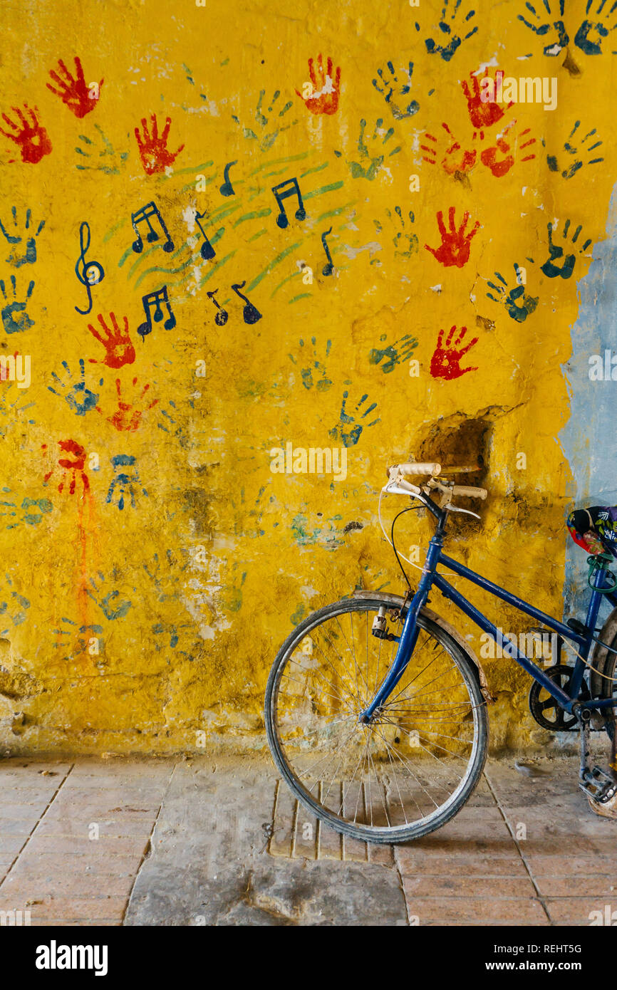 Antigua bicicleta vintage rústico en la calle cerca de la pared de color. Concepto de viaje. Un paseo en bicicleta. Tarjeta postal. Copie el espacio. Foto de stock