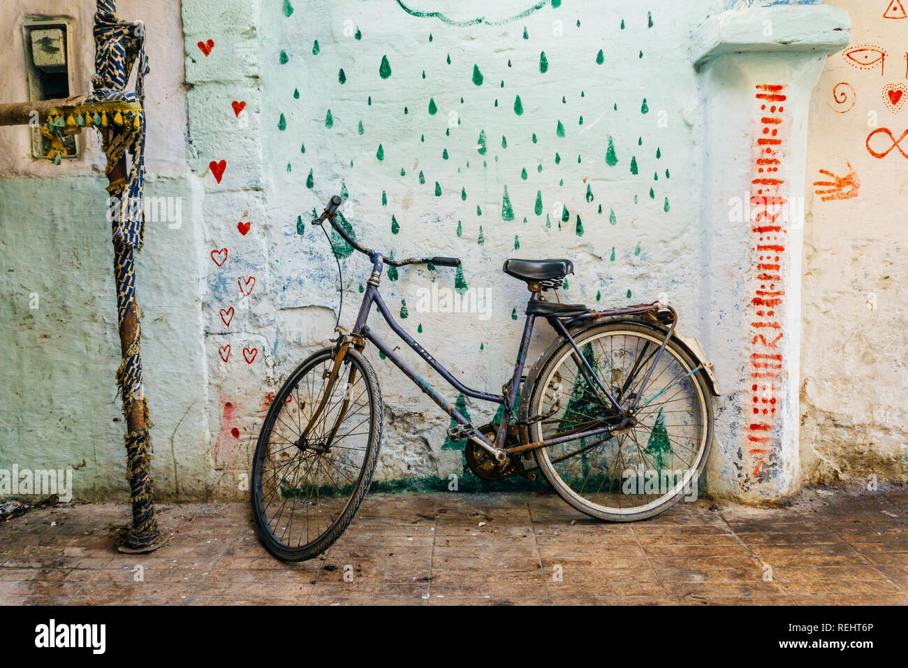 Antigua bicicleta vintage rústico en la calle cerca de la pared de color. Concepto de viaje. Un paseo en bicicleta. Tarjeta postal. Copie el espacio. Foto de stock