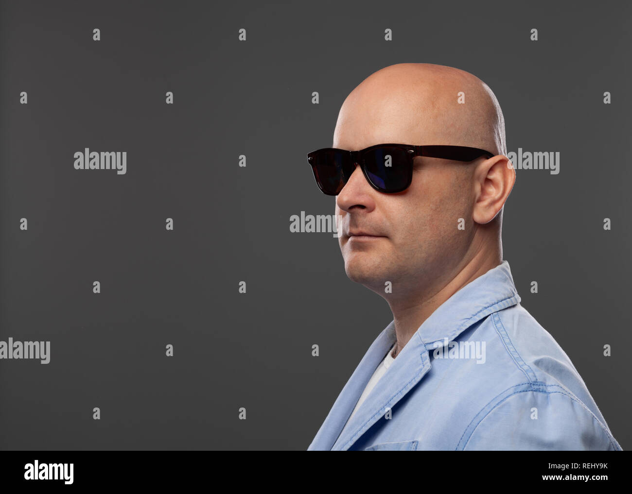 rock Lejos sobras Hombre calvo con gafas de sol fotografías e imágenes de alta resolución -  Alamy