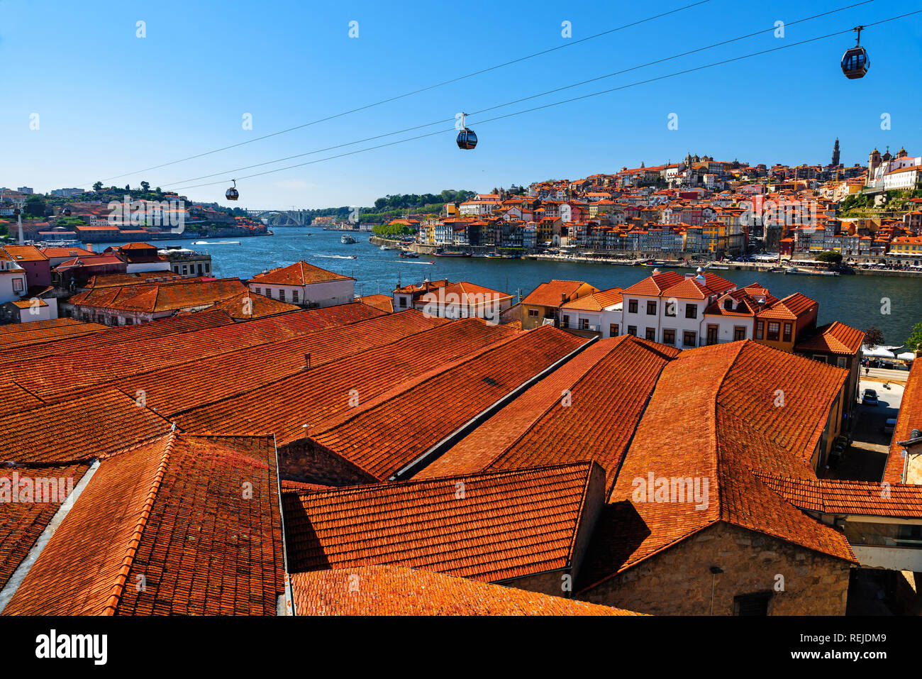 Oporto, Portugal, ciudad vieja skyline con tejados naranjas de Vila Nova de Gaia en el río Duero, en día soleado Foto de stock