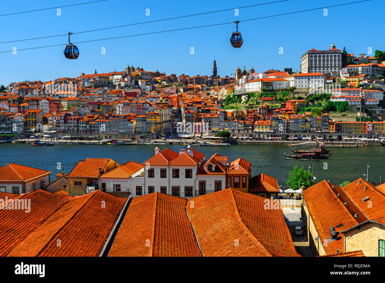 Oporto, Portugal, ciudad vieja skyline con tejados naranja sobre el río Duero en día soleado Foto de stock