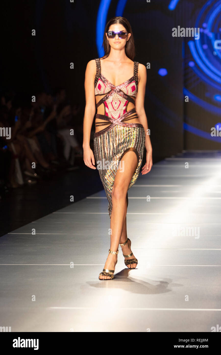 Un modelo camina la pista durante el Custo Barcelona Fashion Show 2018  Colección Resort en Miami Fashion Week 2017 en el Ice Palace en Miami en  Junio Fotografía de stock - Alamy