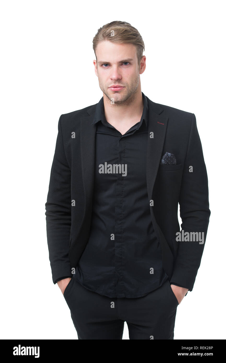 Reglas para llevar toda la ropa negra. Moda negro. El hombre elegante traje  formal manager se visten de negro sobre fondo blanco. Razones negro es el  único color que vale la pena