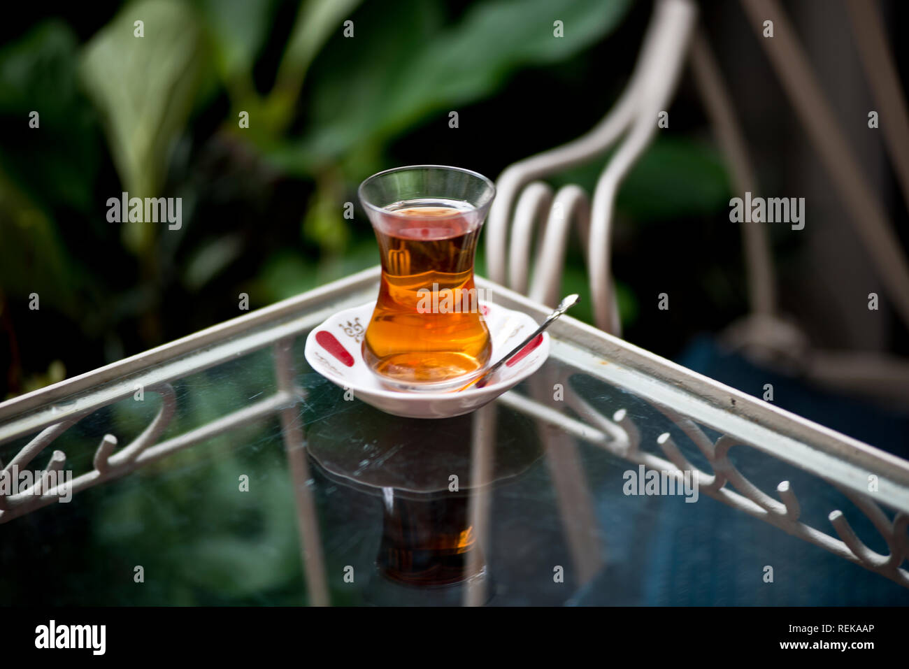 Se sirve té turco en una mesa de vidrio Foto de stock