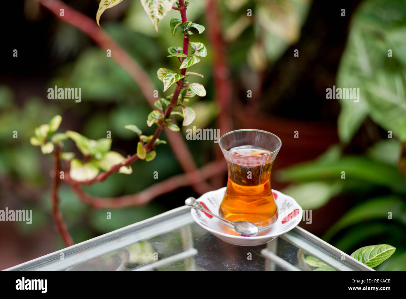 Se sirve té turco en una mesa de vidrio Foto de stock