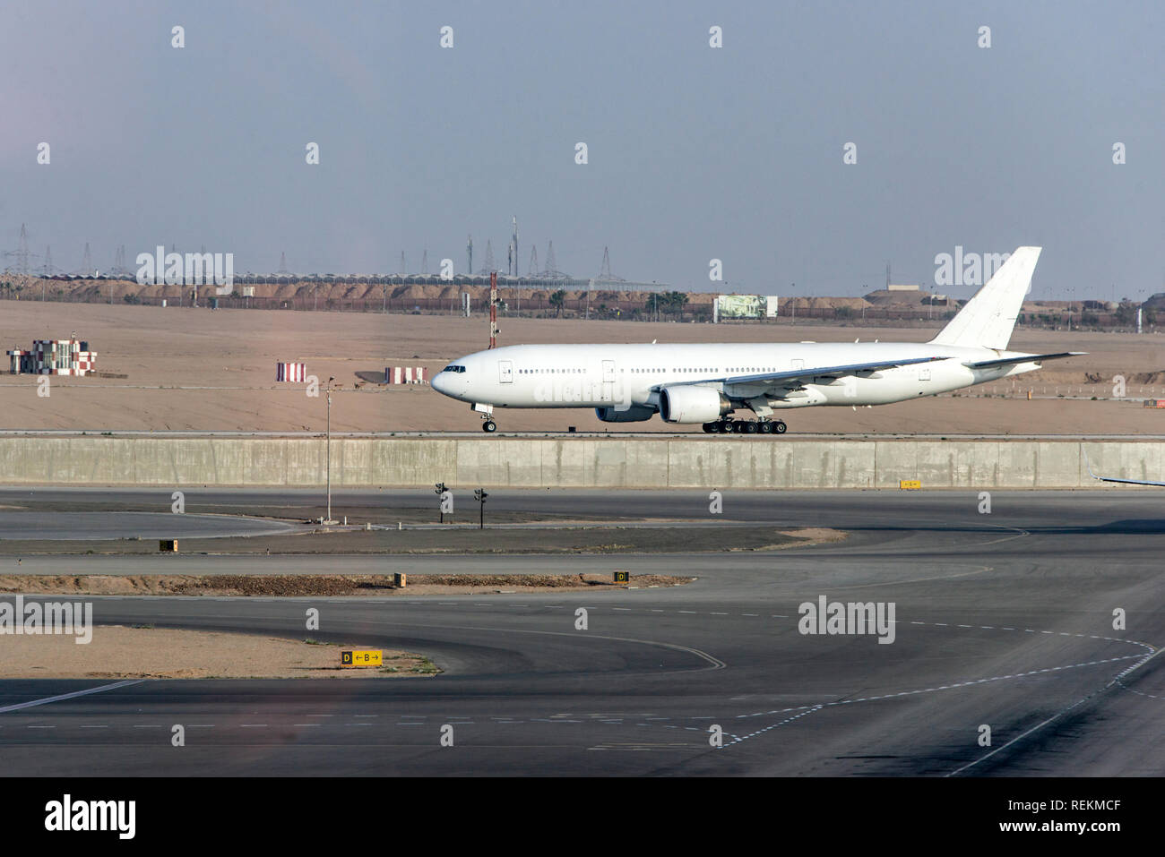 El Cairo, Egipto - blanco permanente del avión a la posición de aparcamiento en el aeropuerto internacional de Kairo. Foto de stock