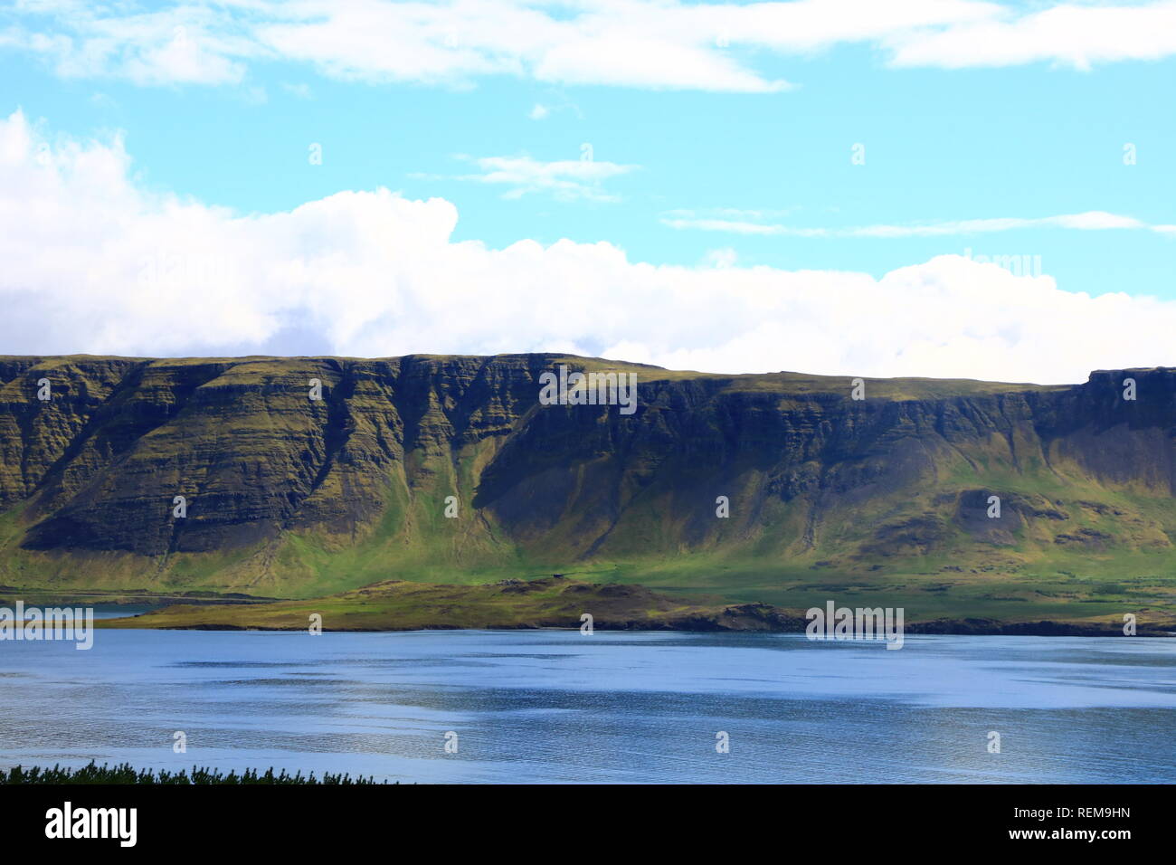 Islandia montañas verdes en los Westfjords Foto de stock