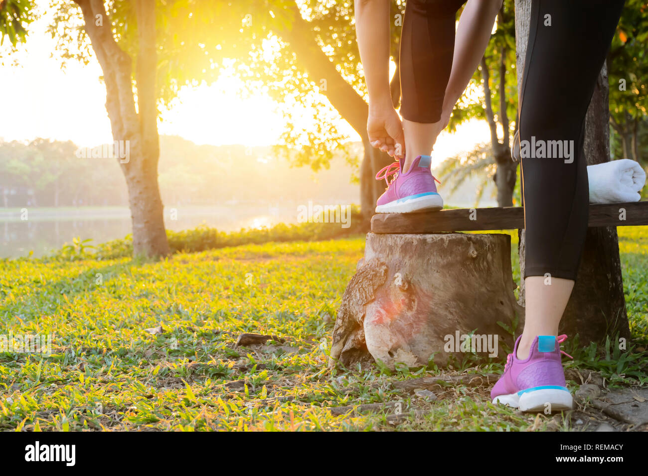 Mujer joven en ropa deportiva y zapatillas para correr en el parque