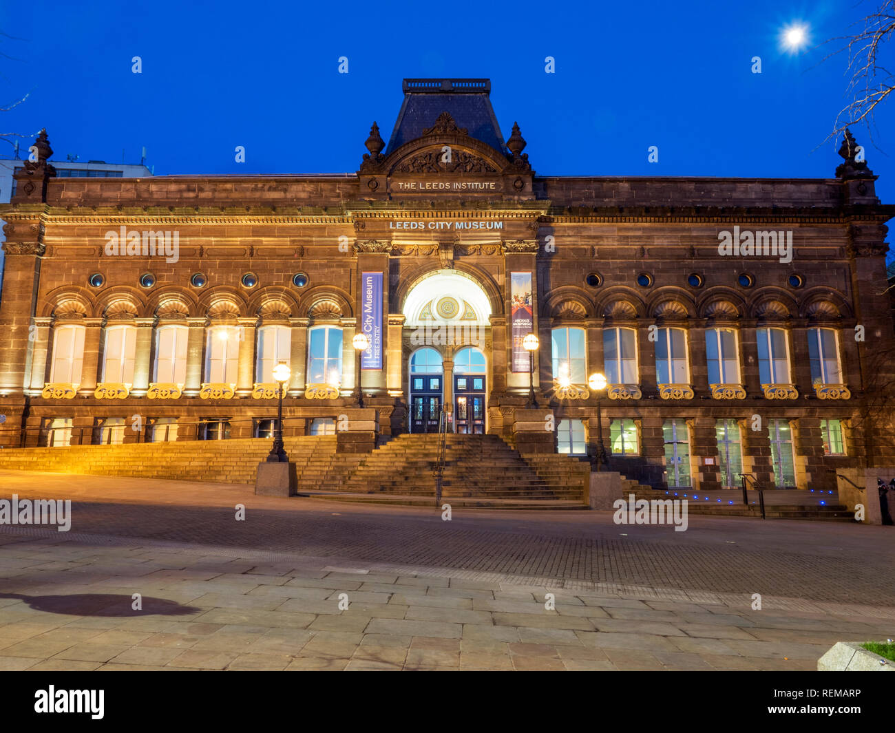 Museo de la ciudad de Leeds, en la plaza del Milenio al atardecer, Leeds, West Yorkshire, Inglaterra Foto de stock