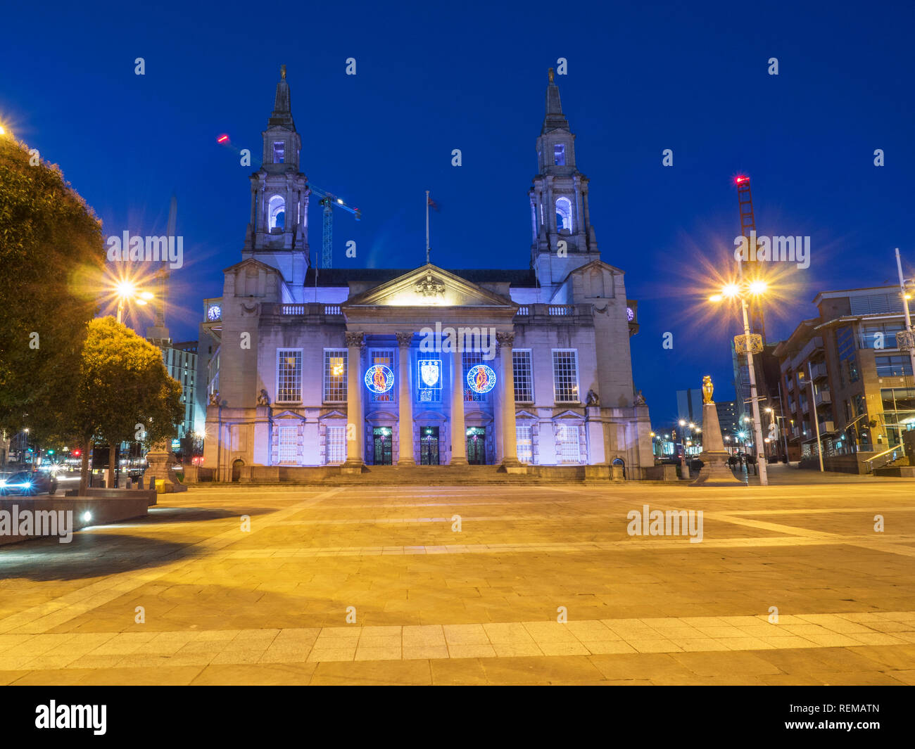 El Civic Hall en la plaza del Milenio al atardecer, Leeds, West Yorkshire, Inglaterra Foto de stock