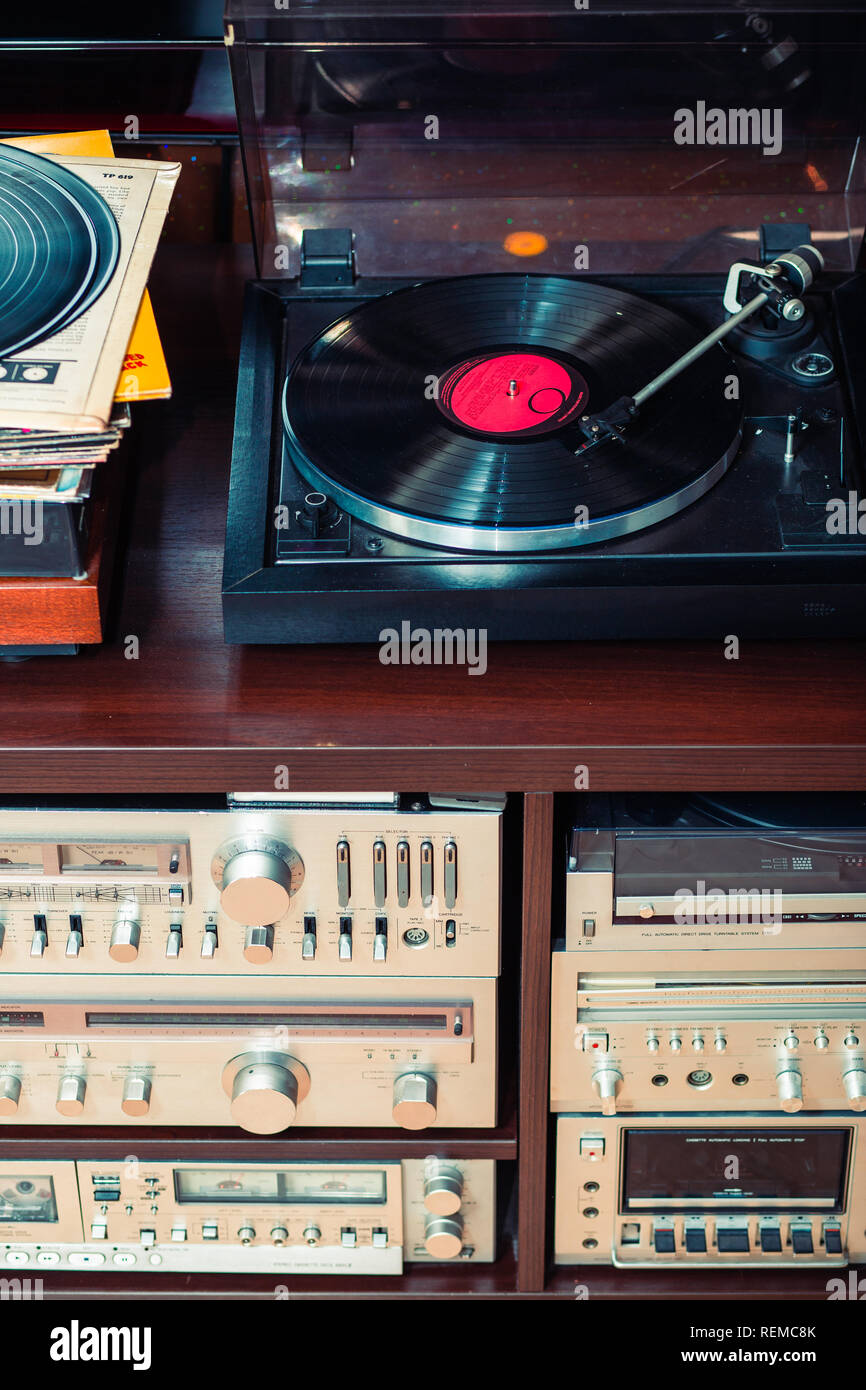 Sistema HiFi con tocadiscos para DJ y amplificador en soporte para cine en  casa sobre fondo blanco. concepto de reproducción 3d para escuchar música  Fotografía de stock - Alamy
