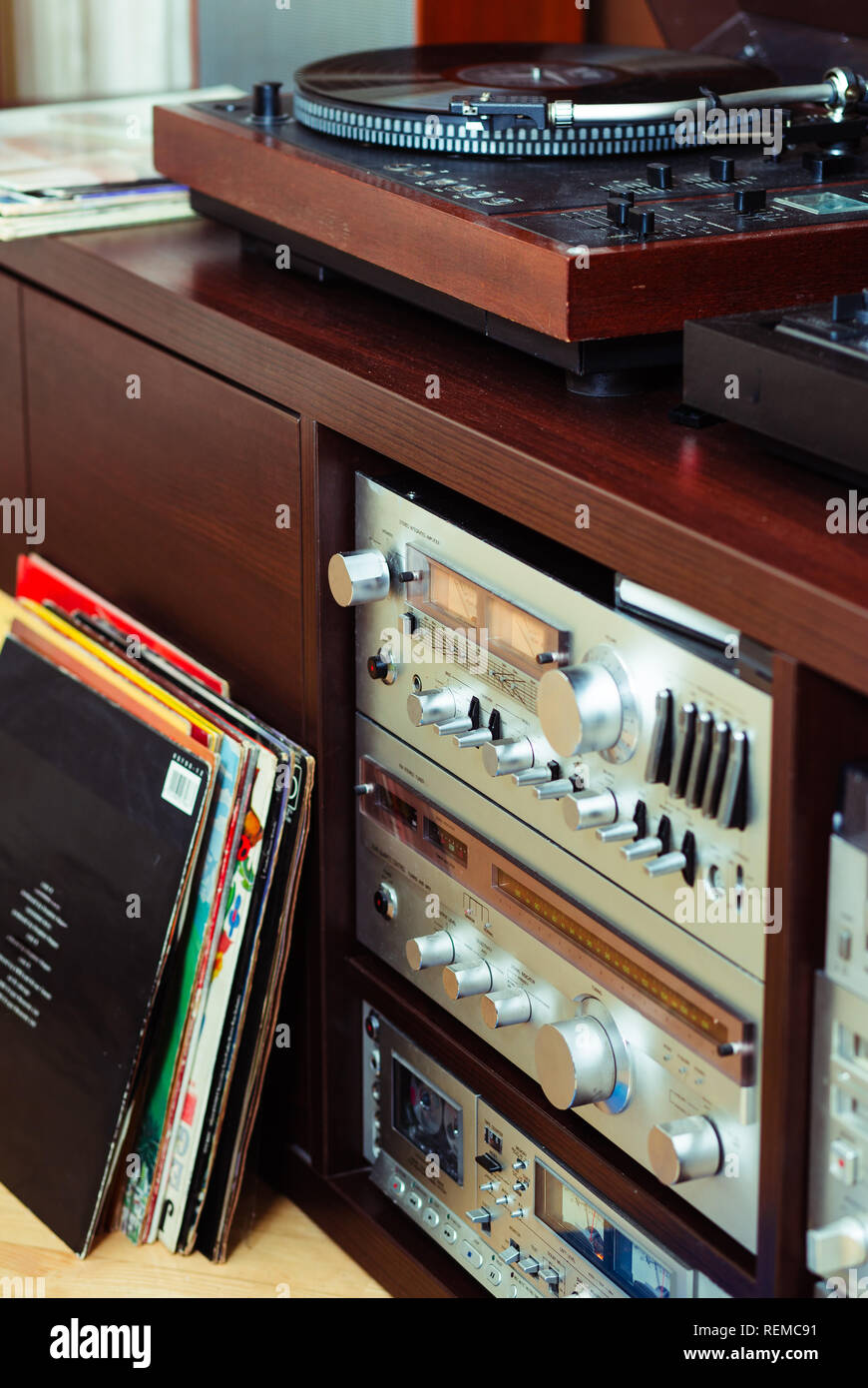 Conjunto de equipos de audio, tocadiscos, amplificadores, radio y discos de  vinilo Fotografía de stock - Alamy