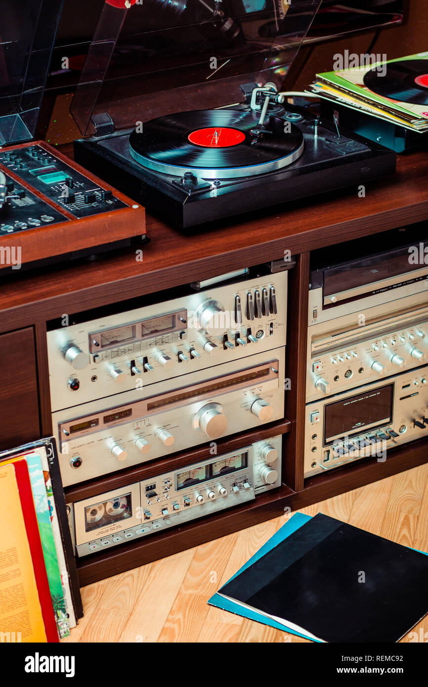 Conjunto de equipos de audio, tocadiscos, amplificadores, radio y discos de  vinilo Fotografía de stock - Alamy