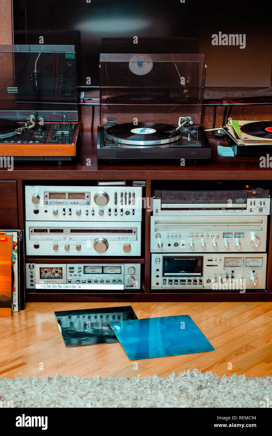 de equipos de audio, tocadiscos, amplificadores, radio y discos de vinilo de - Alamy