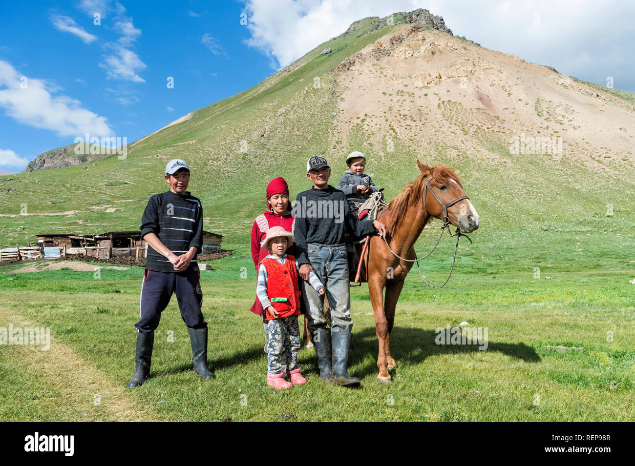 La familia kirguisa con caballo, Sary Jaz Valley, región de Issyk Kul, Kirguistán Foto de stock