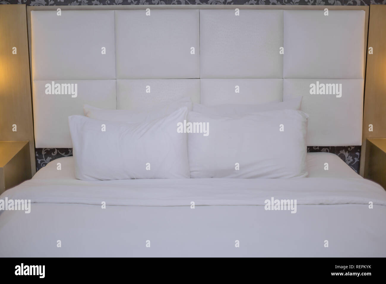 Cuatro Almohadas Blancas En La Cama Indoor Imagen de archivo Cuatro Almohadas Blancas En La Cama Indoor Imagen de archivo