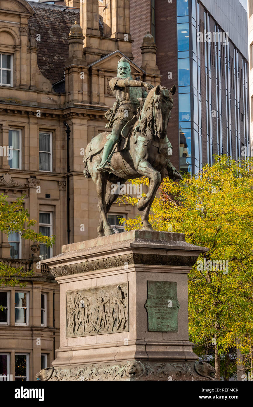 Estatua de Edward el Príncipe de Gales, el Príncipe Negro en la Plaza de la ciudad de Leeds, West Yorkshire, Inglaterra Foto de stock